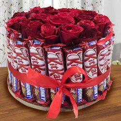Wonderful Arrangement of Kitkat with Red Roses