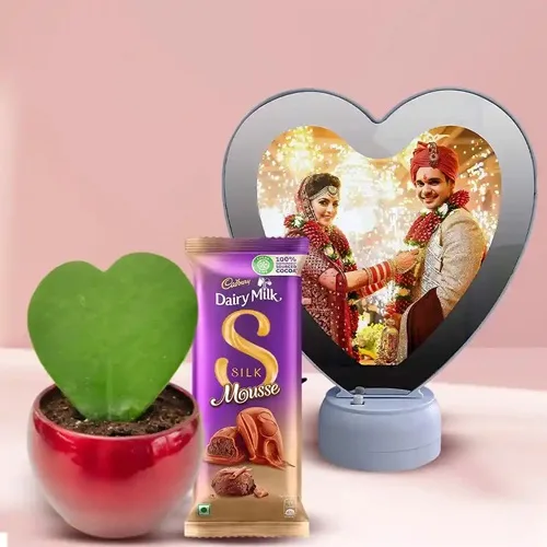 Spectacular V-day Gift of Heart Lamp Clock with Hoya Plant n <br>Mousse Chocolate