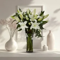 Clam N Comfort White Asiatic Lily in Vase