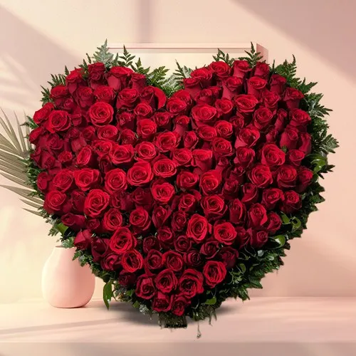 Beautiful Red Rose Heart (150 Roses)