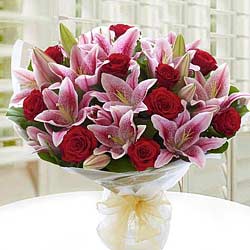 Vibrant Bouquet of Lilies N Roses Vibrant Bouquet of Lilies N Roses