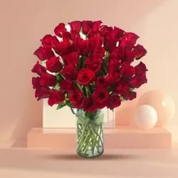 Attractive Red Roses Arranged in Glass Vase