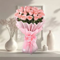 Striking Hand Bunch of Pink Roses Striking Hand Bunch of Pink Roses